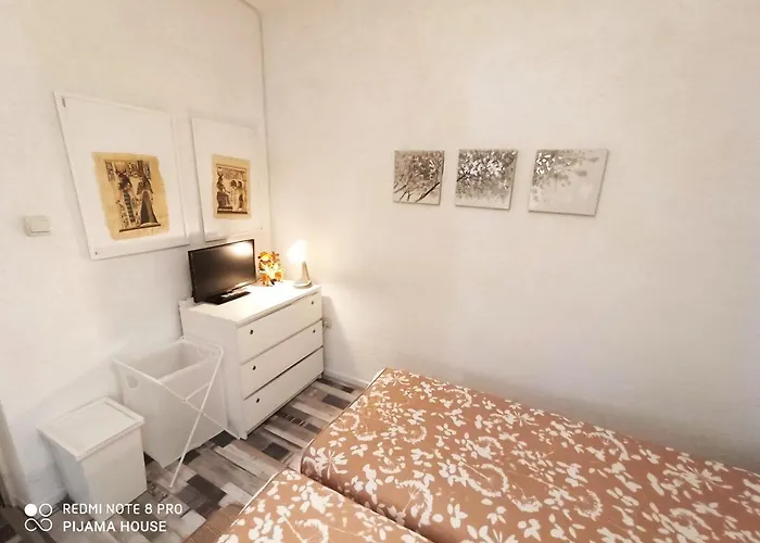 Pijama House - Bike&bed Hostel